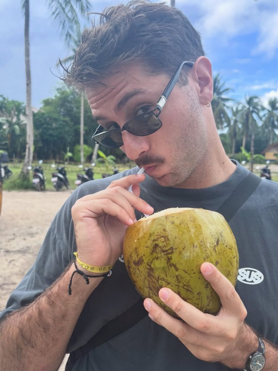 Odymel ist Schweizer Herkunft und lebt bzw. arbeitet in Brüssel. Das steht so auch in seinem Artist Profil bei Resident Advisor.