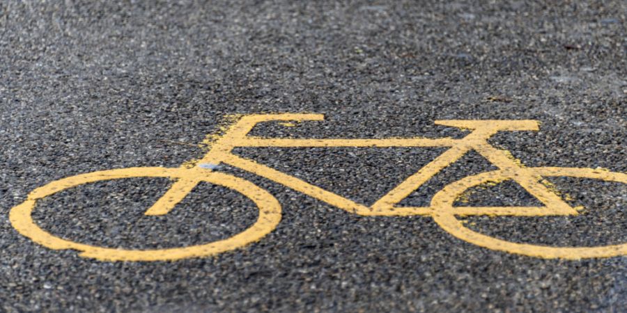 Auf der Nebenfahrbahn der Bäumlihofstrasse in Basel entsteht eine Velovorzugsroute. (Symbolbild)