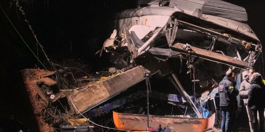 dpatopbilder - Einsatzkräfte arbeiten am Ort der Entgleisung eines Pendlerzuges. Foto: Joan Mateu Parra/AP/dpa