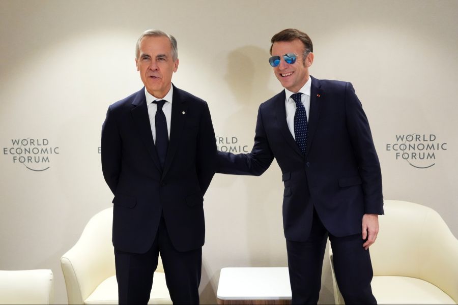 Bei Macron geht er aber wegen der fehlenden Blutergüsse rund um das Auge davon aus, dass die Unterblutung spontan und ohne speziellen Grund stattgefunden habe.