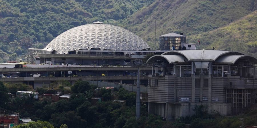 ARCHIV - «El Helicoide», das Hauptquartier des venezolanischen Geheimdienstes. Foto: Matias Delacroix/AP/dpa