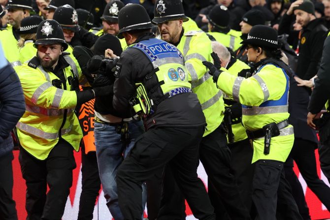 YB-Fan Lehrer inhaftiert Regierungsrat