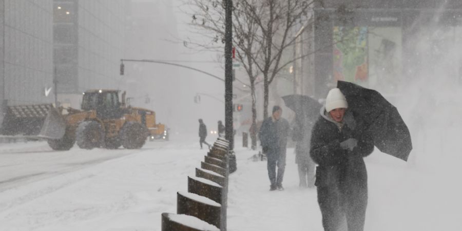 ARCHIV - Fußgänger gehen während eines Wintersturms die Fifth Avenue in New York entlang. Foto: Heather Khalifa/FR172147 AP/dpa/Archivbild