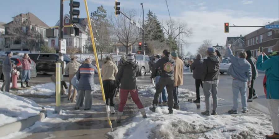 Mehrere Menschen konfrontieren die ICE-Beamten.