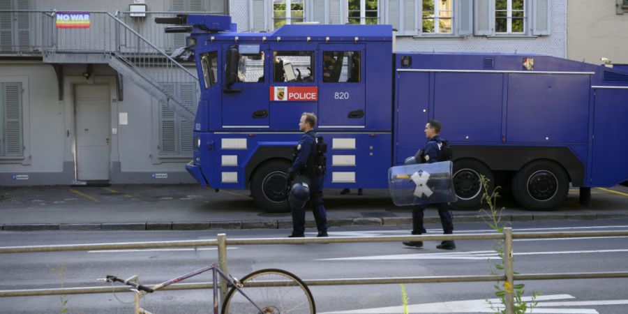 Die Berner Kantonspolizei will einen ihrer beiden Wasserwerfer ersetzen. (Archivbild)