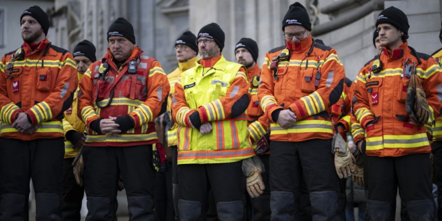 Angehörige der Feuerwehr beteiligten sich am 9. Januar auf dem St. Galler Klosterplatz am nationalen Trauertag in Gedenken an die Opfer der Brandkatastrophe von Crans Montana.