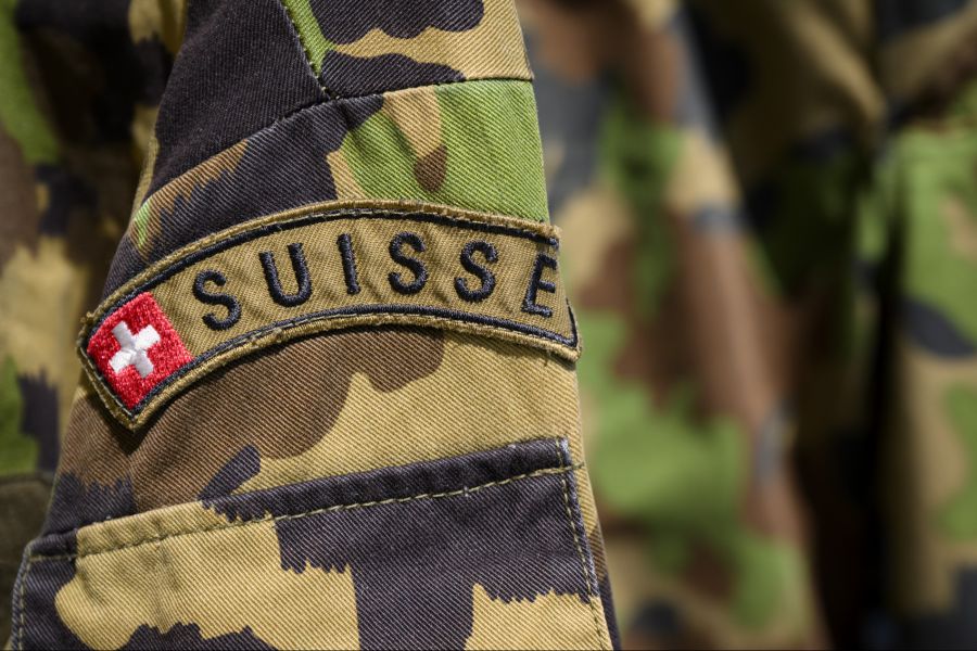 Sie arbeiten dann in Büro oder Logistik, ohne Waffe oder Beförderung.