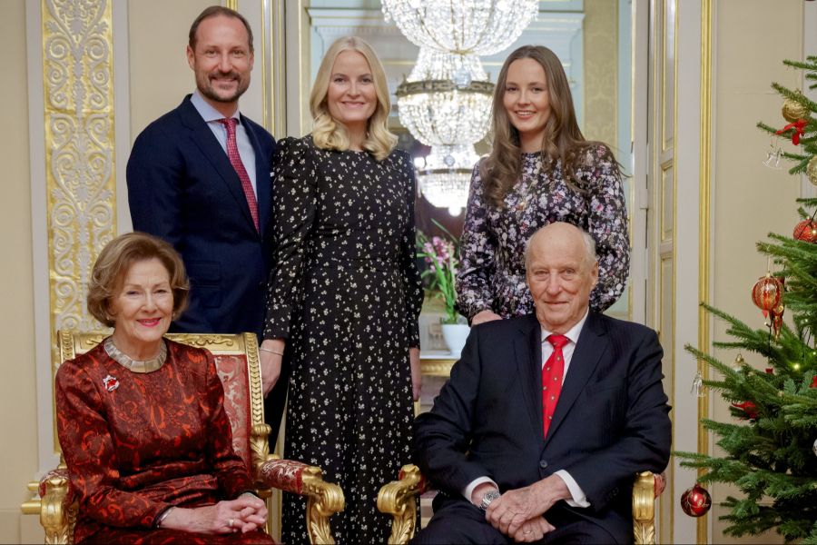 Haakon, Mette-Marit posieren mit ihrer Tochter Ingrid Alexandra von Norwegen. Ebenfalls auf dem Bild: König Harald und Königin Sonja.