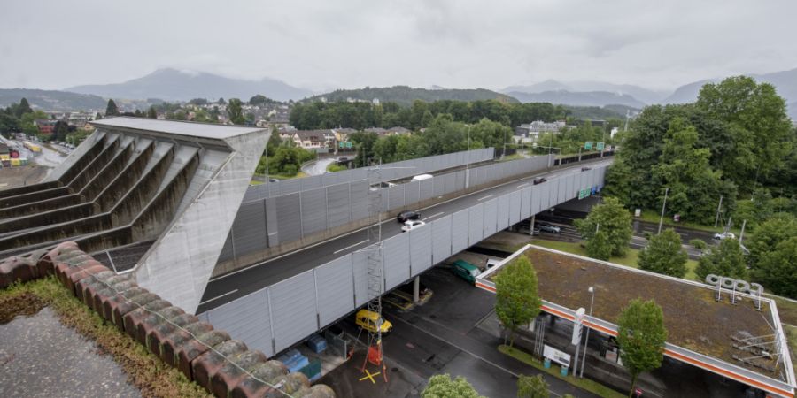 Im Sonnenbergtunnel, hier das Portal in Kriens LU, ereignete sich am Dienstagmorgen ein Auffahrunfall. (Archivbild)