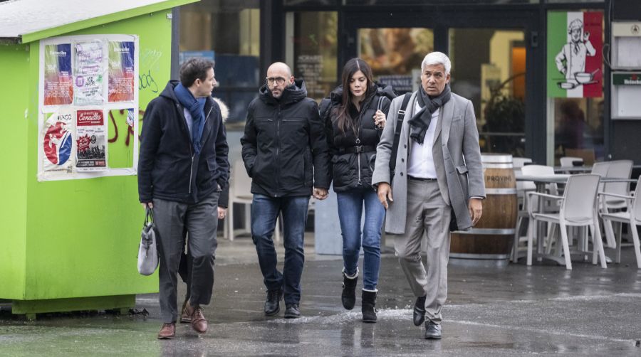 Das Barbesitzer-Ehepaar Moretti ist mit den zuständigen Anwälten auf dem Weg zu einem Termin.