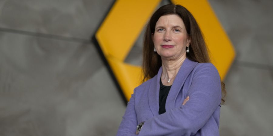 Die Commerzbank will im Übernahmekampf mit der Unicredit weitere 3.000 Stellen streichen. Nun erklärt Chefin Bettina Orlopp, wo Jobs wegfallen und welche Rolle dabei Künstliche Intel...