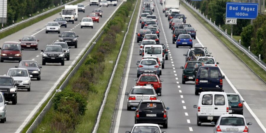 Dieses Teilstück der Autobahn A13 ist laut Bundesamt für Strassen im Februar staugefährdet: Die Strecke zwischen Sargans und Thusis (hier bei Bad Ragaz; Archivbild).