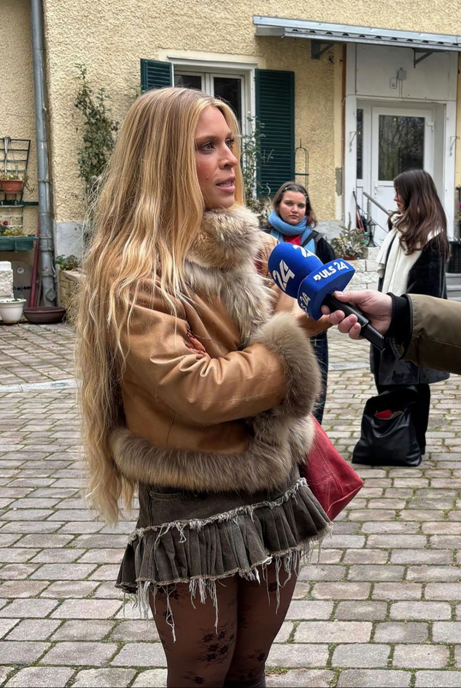 Die Klimaaktivisten wollten Merz’ Privatjet mit pinker Farbe besprühen.  Doch die Polizei stoppte die Aktion am Hangar des Flugplatzes Arnsberg-Menden.