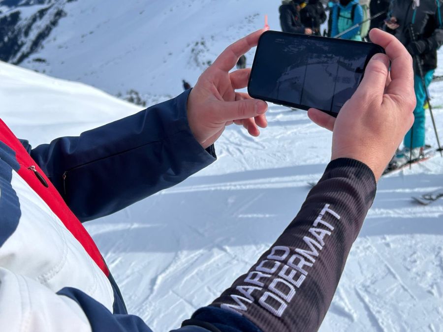 Die Fans verfolgen die Fahrt ihres Lieblings.