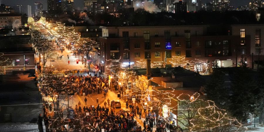 dpatopbilder - Menschen versammeln sich während einer Mahnwache für den 37-jährigen Alex Pretti, der in Minneapolis von einem US-Grenzschutzbeamten erschossen wurde. Foto: Adam Gray/...