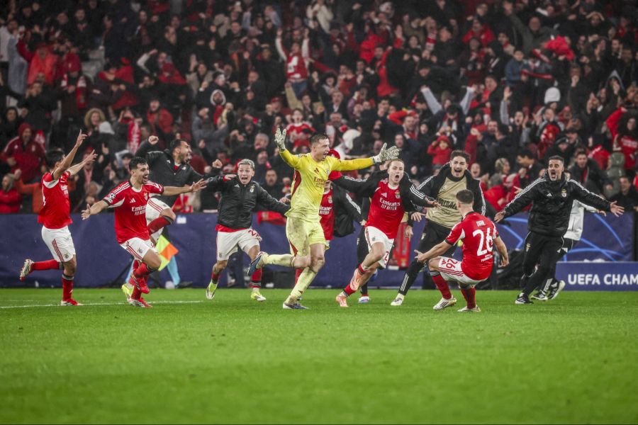 Ekstase pur: Trubin sprintet nach seinem Tor jubelnd über den Platz, die Teamkollegen stürmen hinterher.