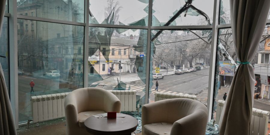 dpatopbilder - In einer Wohnung im Stadtzentrum von Odessa ist nach einem russischen Luftangriff eine Fensterscheibe zerbrochen. Foto: Michael Shtekel/AP/dpa