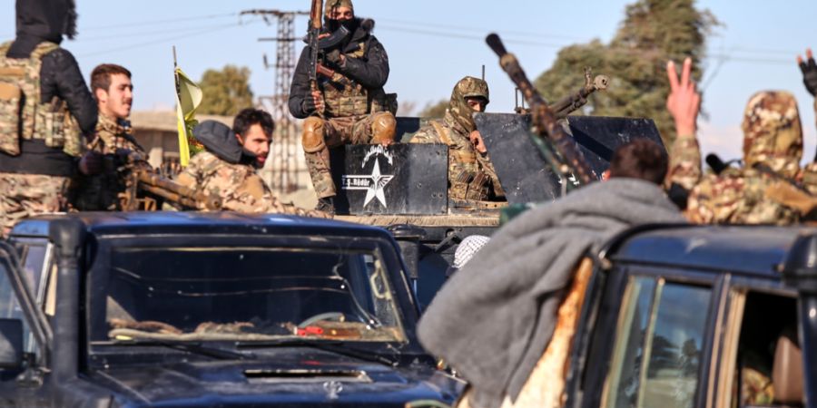 ARCHIV - Soldaten der Syrischen Demokratischen Kräfte (SDF) sichern mit gepanzerten Militärfahrzeugen Straßen (Archivbild). Foto: Baderkhan Ahmad/AP/dpa