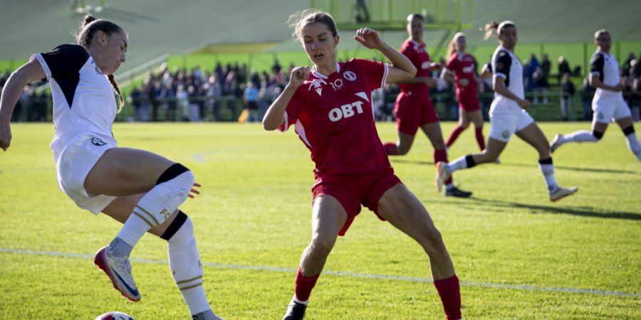 Die Frauen des FC Zürich spielen im Heerenschürli, Platz haben rund 900 Zuschauerinnen und Zuschauer. Das Stadtparlament fordert nun ein grösseres Stadion. (Archivbild)