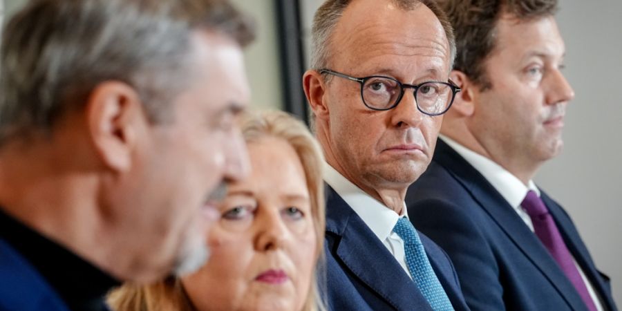 ARCHIV - Markus Söder (l-r), Bärbel Bas (SPD), Bundeskanzler Friedrich Merz (CDU) und Lars Klingbeil (SPD) geben eine Pressekonferenz. Foto: Kay Nietfeld/dpa