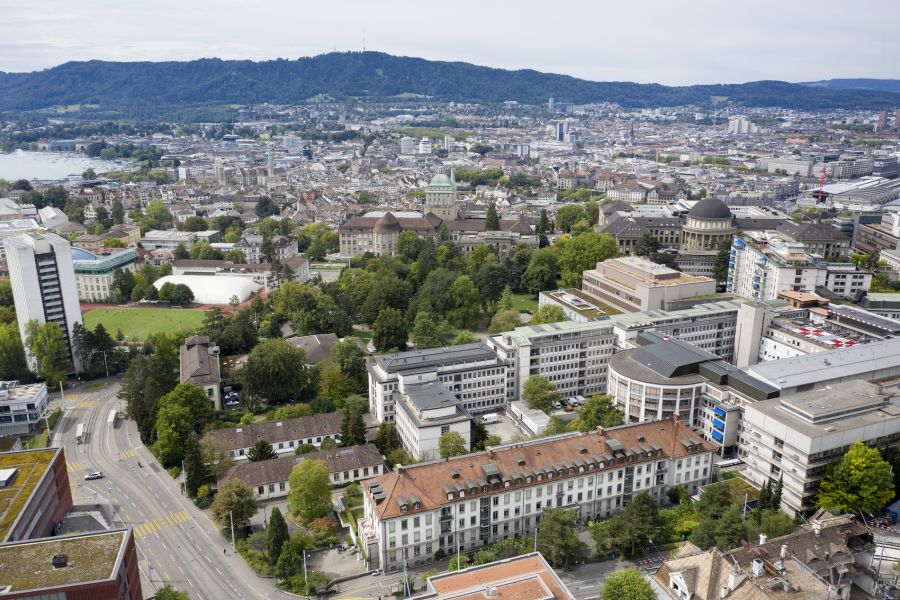 Uni und ETH Zürich sowie das Unispital im Vordergrund, dahinter Blick auf die Stadt Zürich.