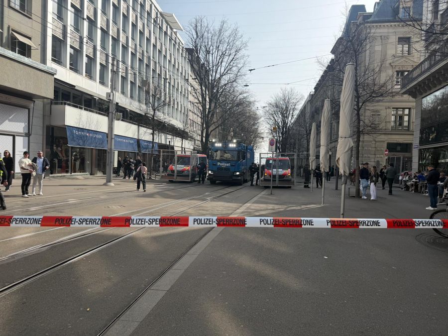 Die Polizei gibt in einer Durchsage zu verstehen, die unbewilligte Kundgebung werde toleriert, solange es friedlich bleibe.