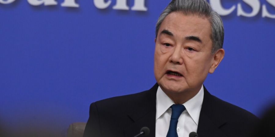 Wang Yi, Chinas Außenminister, spricht auf einer Pressekonferenz. Chinas Chefdiplomat beantwortet traditionell einmal im Jahr am Rande des Tagenden Volkskongresses Fragen von Journalis...