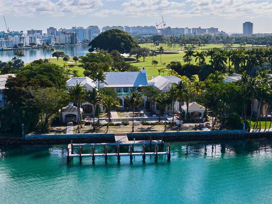 Dieses Anwesen wird Mark Zuckerberg schon bald beziehen. Das exklusive Gebiet ist bekannt für seine prominenten Bewohner und luxuriösen Grundstücke am Wasser.