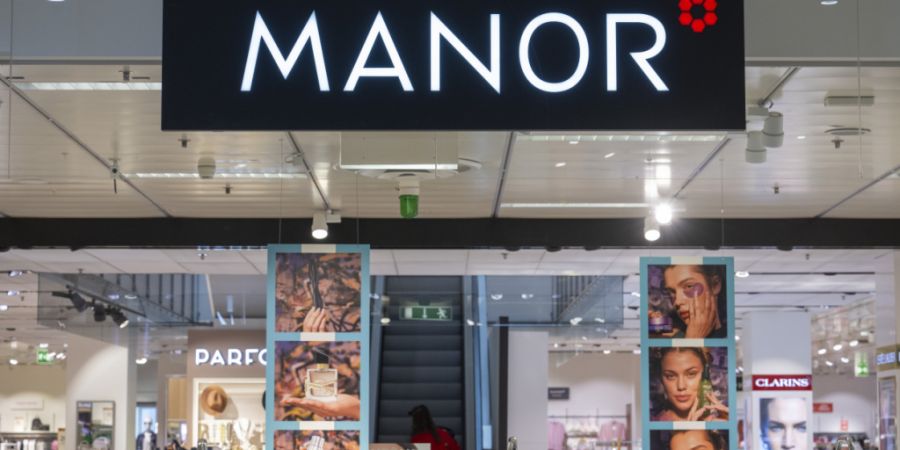 Manor plant die Schliessung von drei Warenhäuser - rund 100 Mitarbeitende wären betroffen.