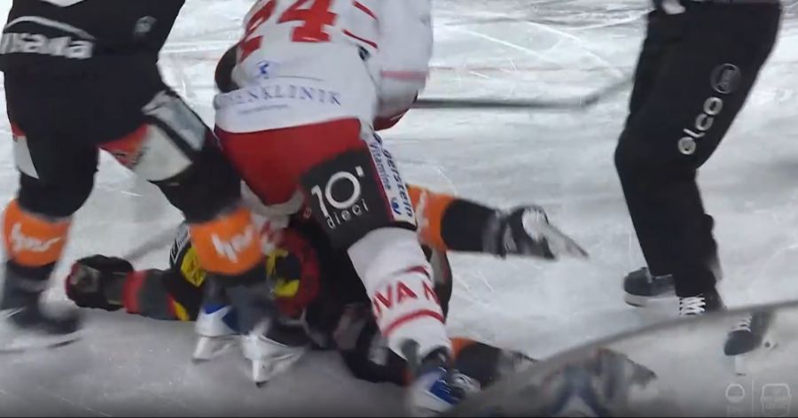 Der SCB-Aggressiv-Leader wird von seinem Kontrahenten auf den Boden gedrückt.