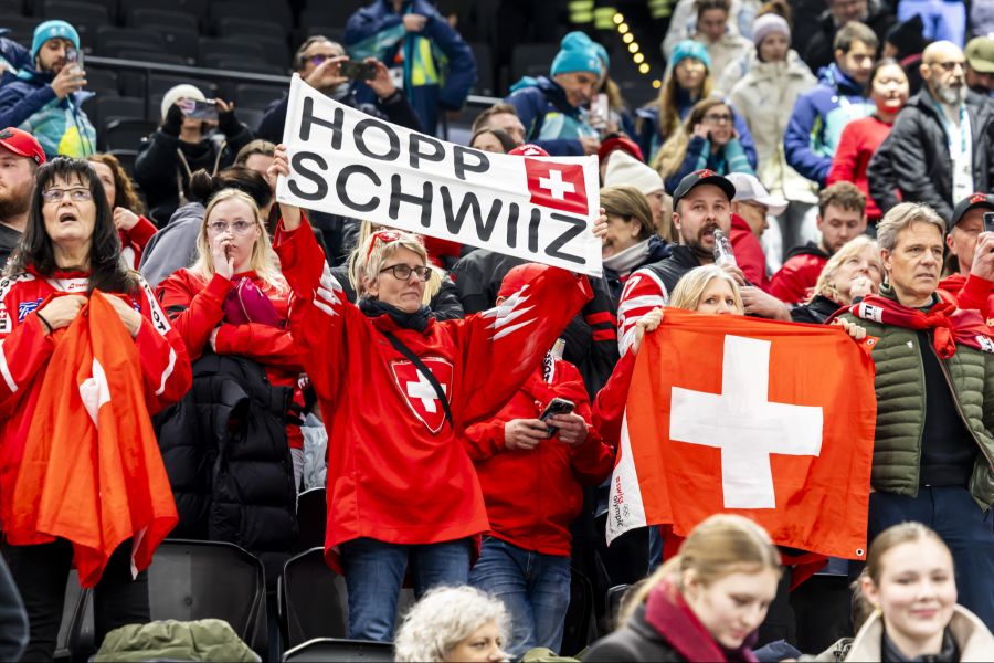 Eishockey-Fans äussern Kritik an SRF. (Archivbild)
