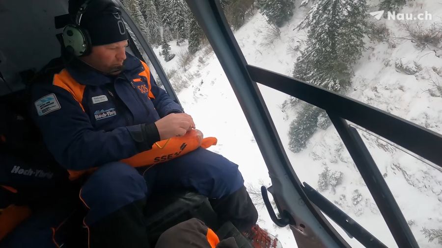 Anschliessend werden die Sprengstoffladungen an zuvor festgelegten Stellen gezündet und abgeworfen.