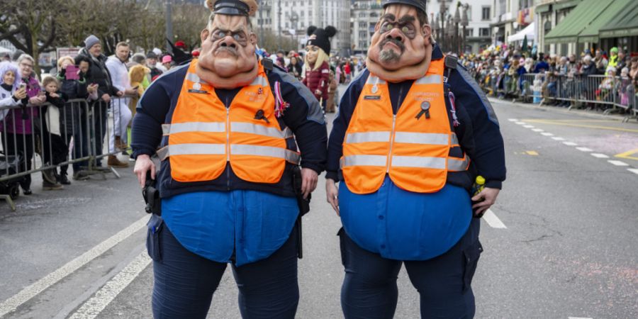 Die Stadt Luzern zeigt sich zufrieden mit der Sicherheit an der Luzerner Fasnacht, hier zwei als Polizisten verkleidete Personen am Wey-Umzug am Güdismontag. (Archivaufnahme)