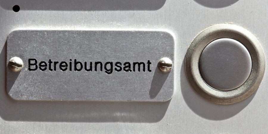 Junge Erwachsene sollen in der Schule besser auf Themen wie Steuern oder Krankenkassenprämien vorbereitet werden. (Archivbild)