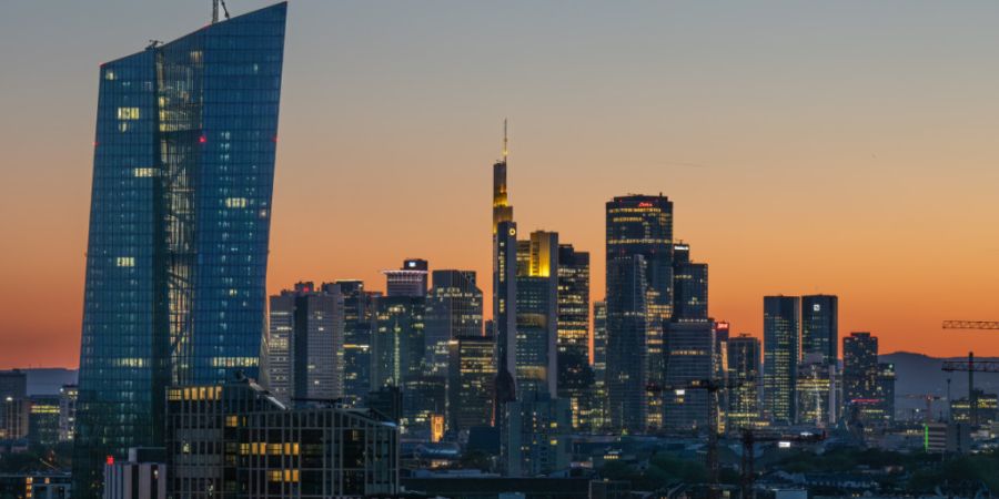 Die Lichter der Bankentürme von Frankfurt leuchten in der hereinbrechenden Dunkelheit. (Archivbild)