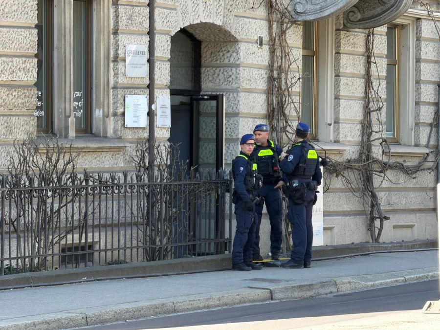 Wie lange der Einsatz noch andauert und um welches Gebäude es sich handelt, ist aktuell nicht bekannt.