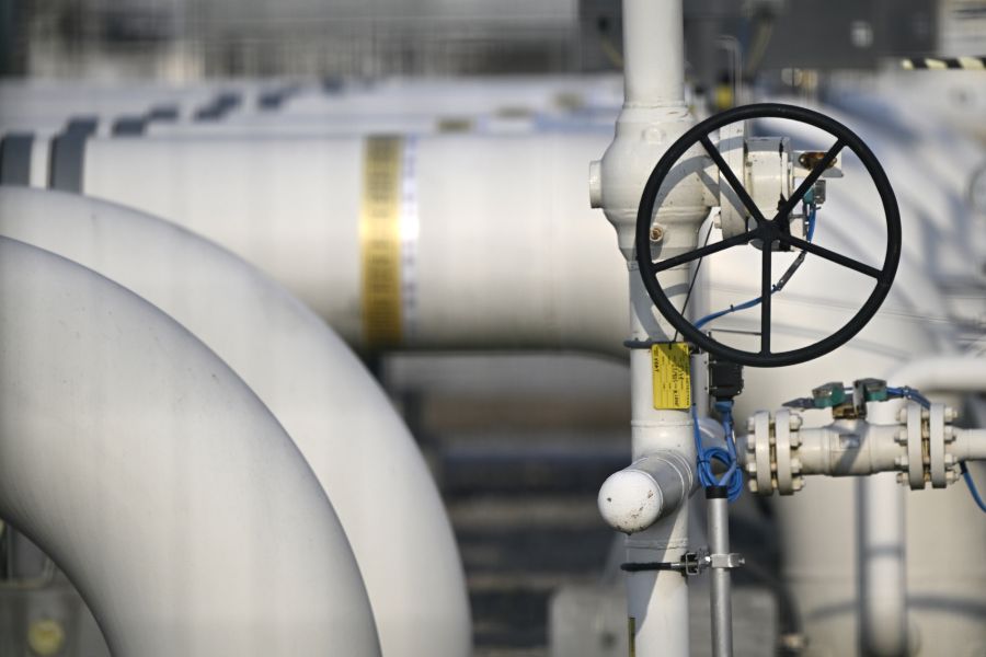 Nach Trumps Rede rutschen die Preise: Brent fällt auf 93,58 Dollar pro Fass.