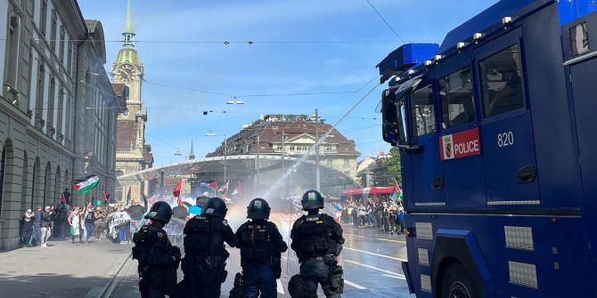 Wasserwerfer Kantonspolizei Bern
