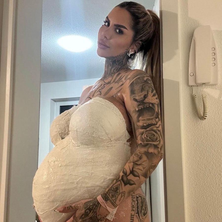 Mia Madisson fürchtet sich um eine missbräuchliche Verwendung der Bilder. Grund dafür sollen die Epstein-Enthüllungen sein, schreibt das junge Mami.