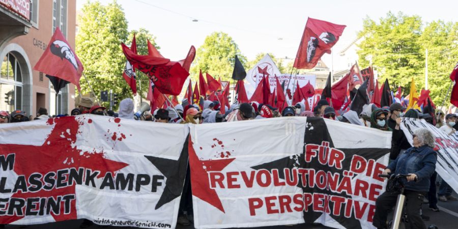 Tausende haben sich zum offiziellen 1.-Mai-Umzug in Zürich versammelt.