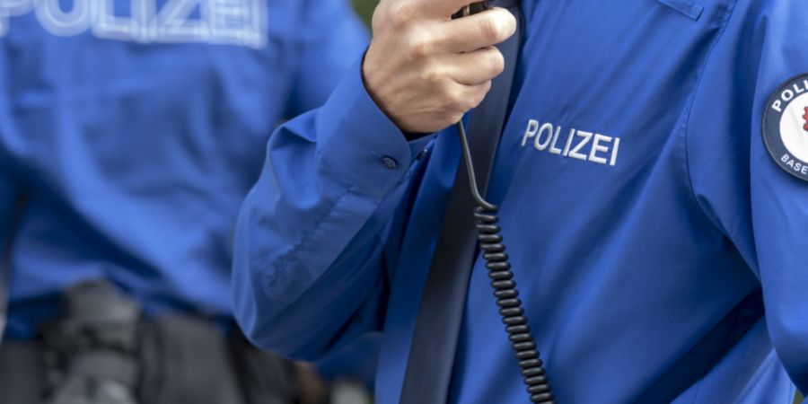 Die Baselbieter Polizei stand in der Nacht auf Sonntag nach einer Frontalkollision in Duggingen im Einsatz. (Symbolbild)