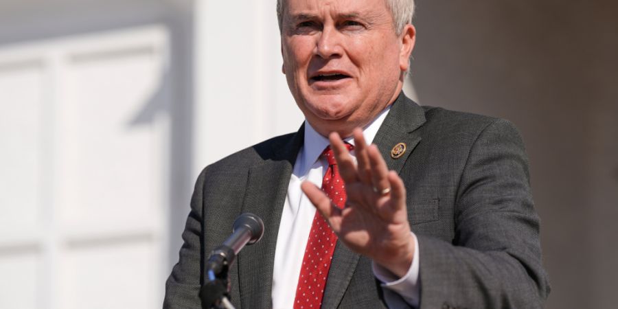 Abgeordneter James Comer (Republikanische Partei) spricht vor dem Chappaqua Performing Arts Center, wo der ehemalige US-Präsident Bill Clinton vor Gesetzgebern des US-Repräsentantenha...