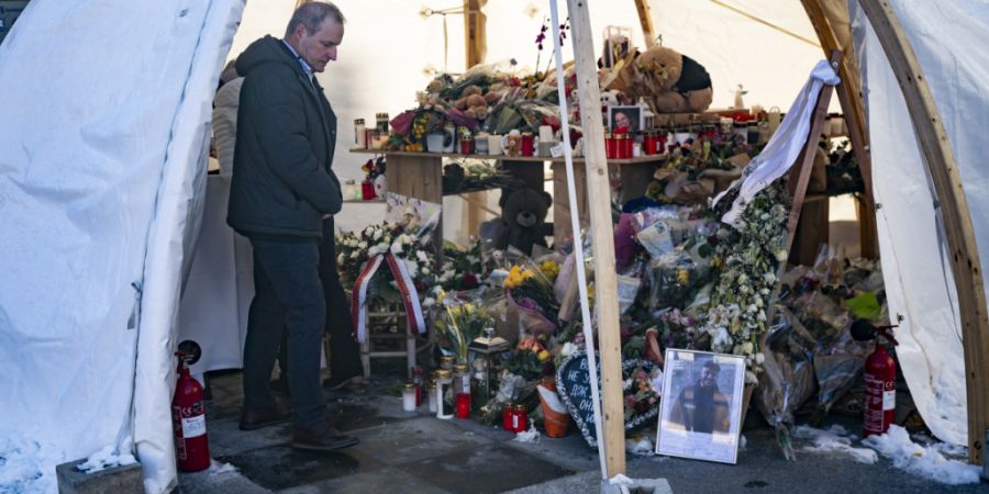 Der Psychologe Philip Jaffé hält es für wichtig, im Schweizer Ferienort einen dauerhaften Ort des Gedenkens für die Opfer der Brandkatastrophe zu schaffen. (Archivbild)