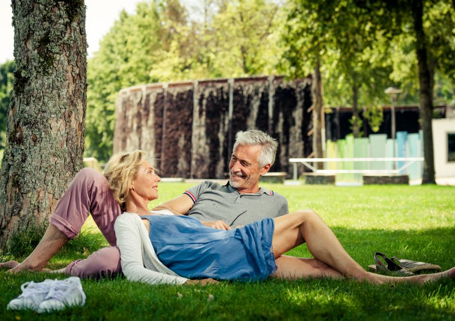 Der Kurpark in Bad Dürrheim besticht durch das Gradierwerk: Herabrieselnde Sole reichern die Luft mit Soletröpfchen an, was sich bei Pollenallergie oder Asthma angenehm anfühlt.
