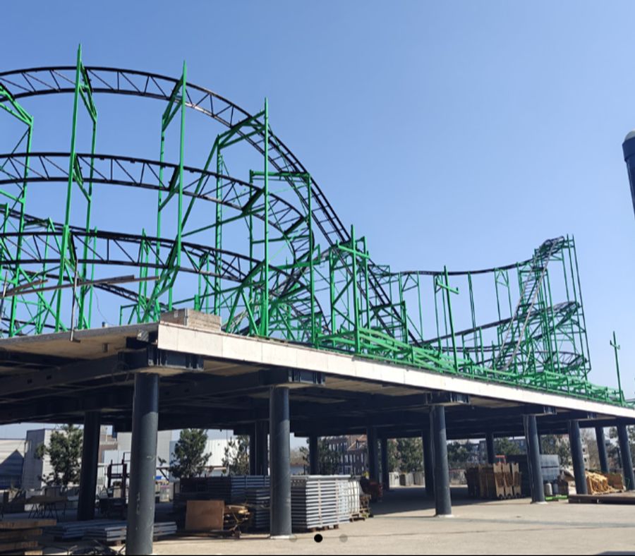 Die Achterbahn im Park steht.