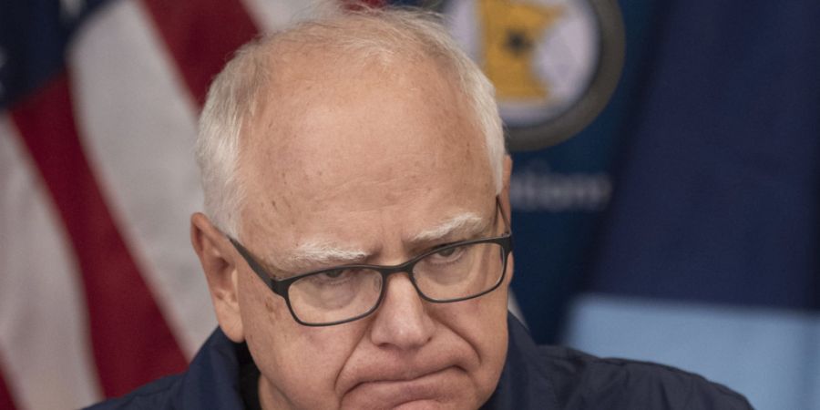 HANDOUT - Der US-Gouverneur von Minnesota, Tim Walz, spricht im Juni 2025 im staatlichen Notfallzentrum über den Mord an einer Abgeordneten und ihrem Ehemann. Foto: Jerry Holt/Star Tri...