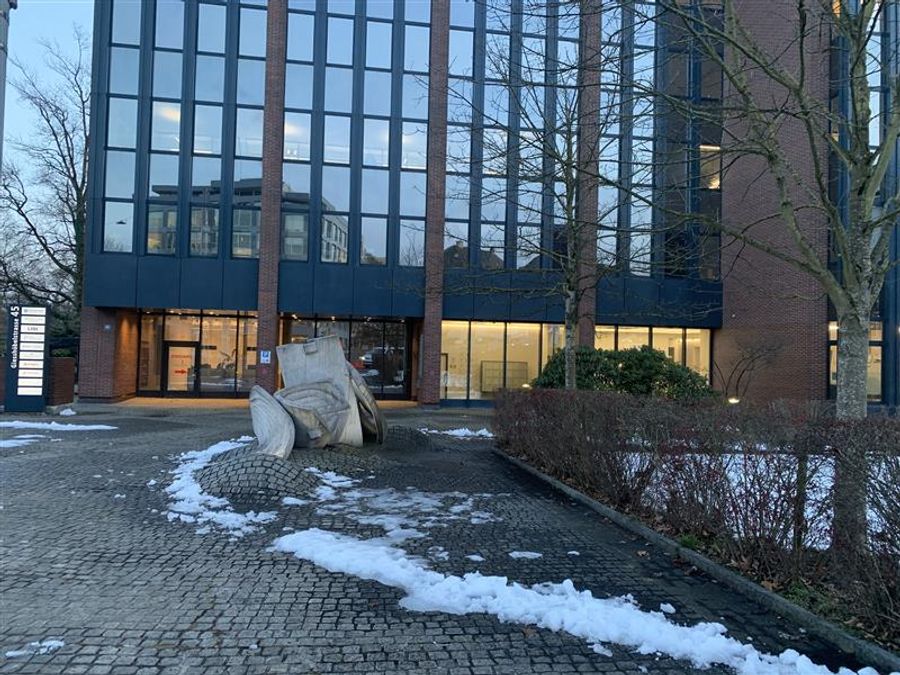 Die Polizei hat den Eingang gereinigt.