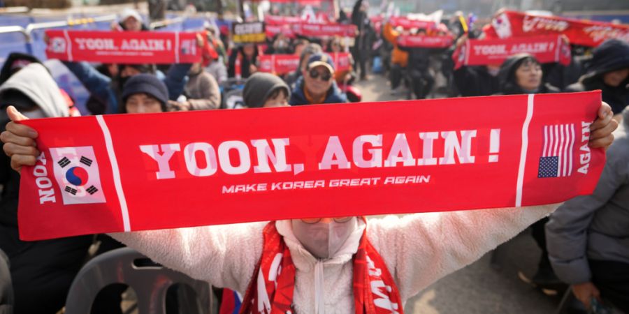 dpatopbilder - Anhänger des ehemaligen südkoreanischen Präsidenten Yoon Suk Yeol halten Schilder vor dem Seoul Central District Court in Seoul, Südkorea. Foto: Lee Jin-man/AP/dpa