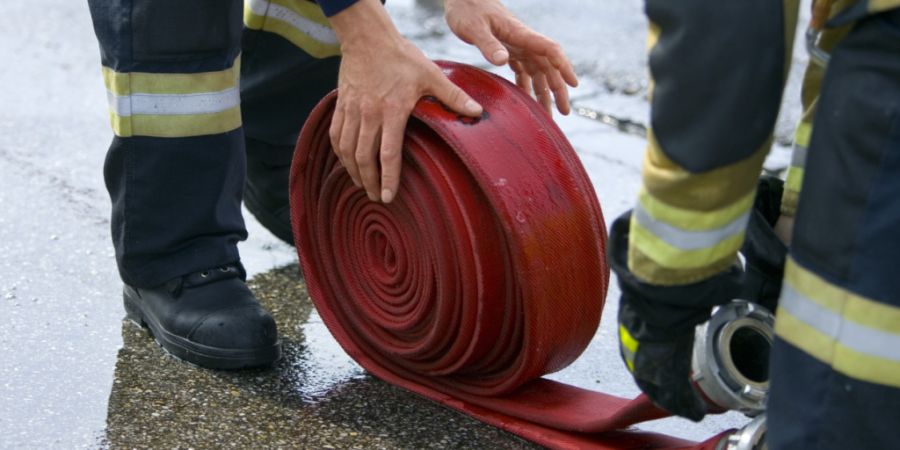 Die Feuerwehr ist beim Löschen eines Wohnungsbrandes auf eine leblose Frau gestossen. (Symbolbild)