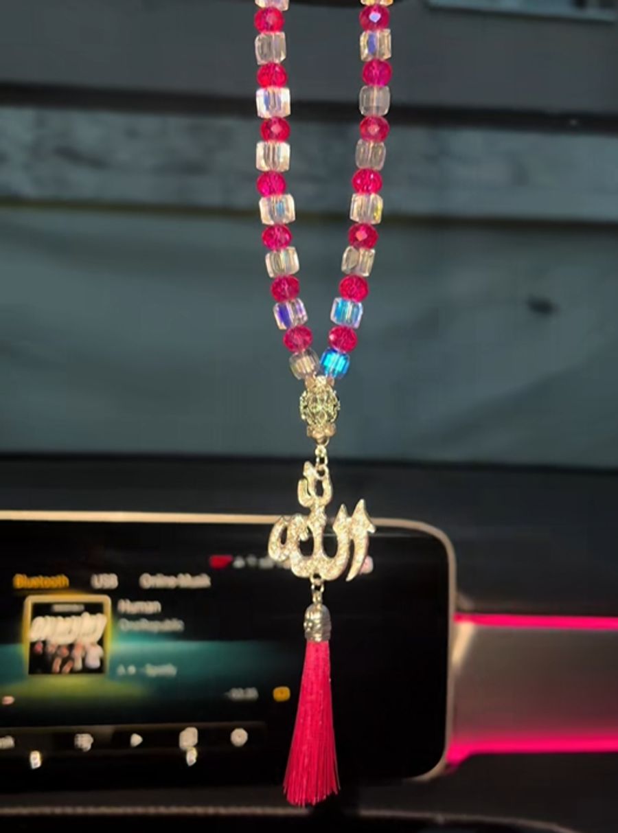 Am Rückspiegel hing eine Gebetskette.